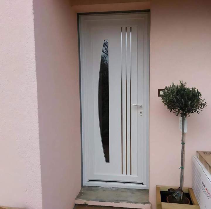 Installation de portes d’entrée PVC à Angoulême