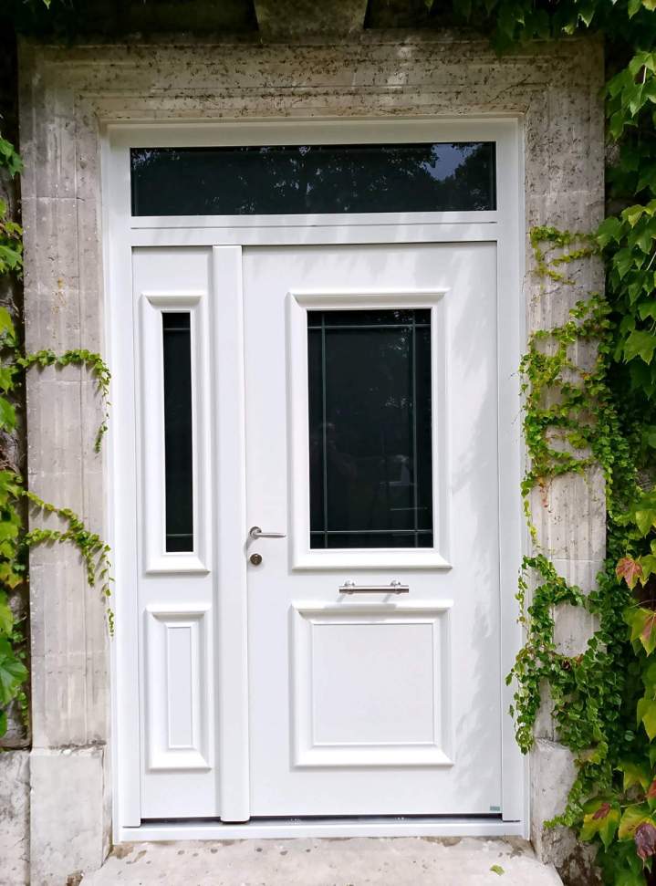 Porte d’entrée élégante, sécurisée et parfaitement isolée